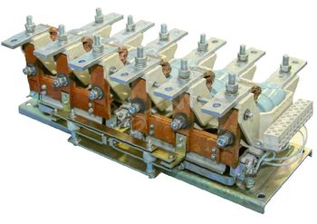 Контактор вакуумный реверсивный с горизонтальной компоновкой (630 А), I и II поколения КВ1,14/630-61-Г, КВ1,14/630-62-Г